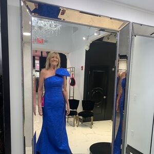 JOVANI GOWN SIZE 10/12 worn once dry cleaned ready to go